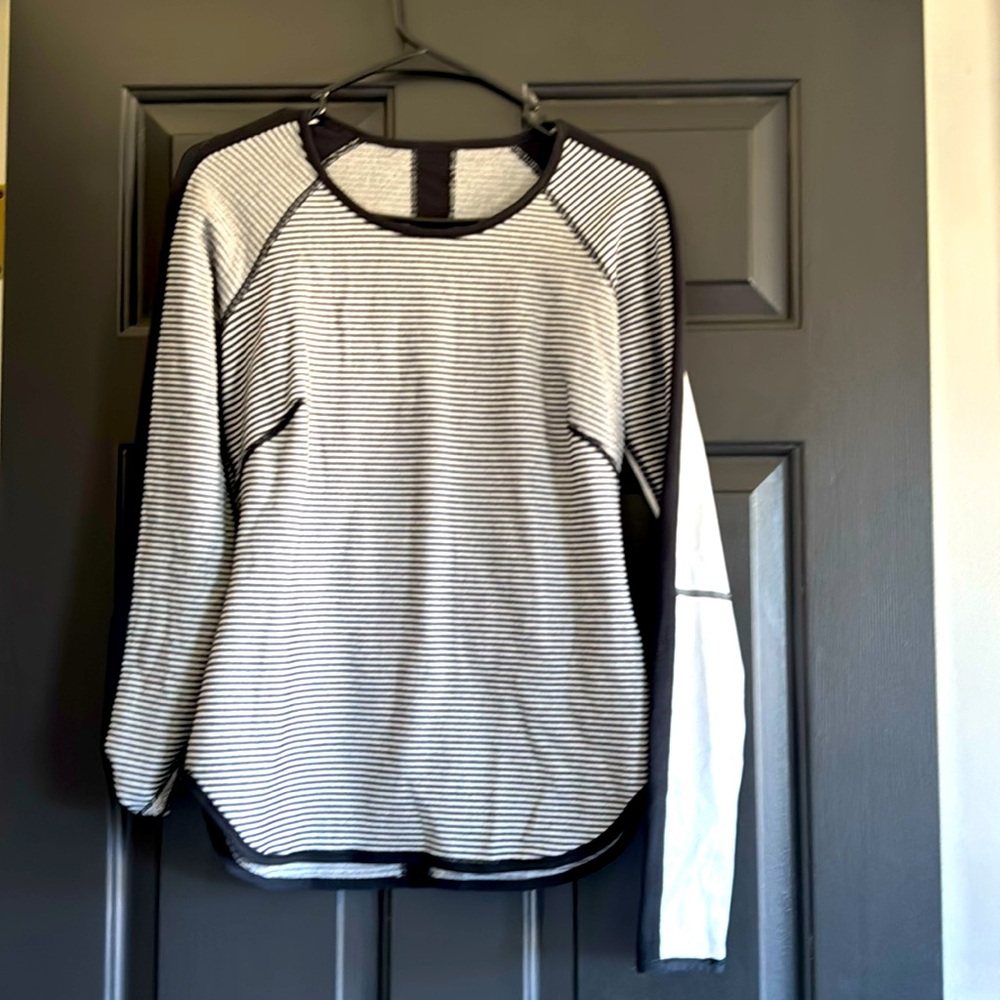 Lululemon - size 6 black and white top